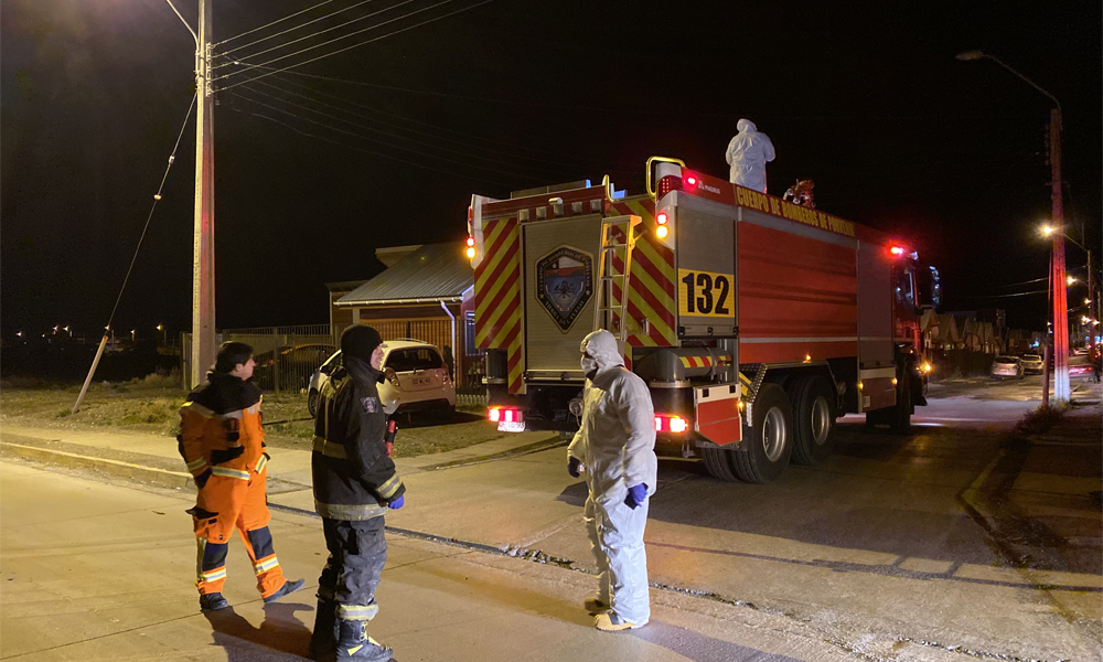 Bombero-de-Puerto-Porvenir-sanitizando-las-calles-de-la-ciudad